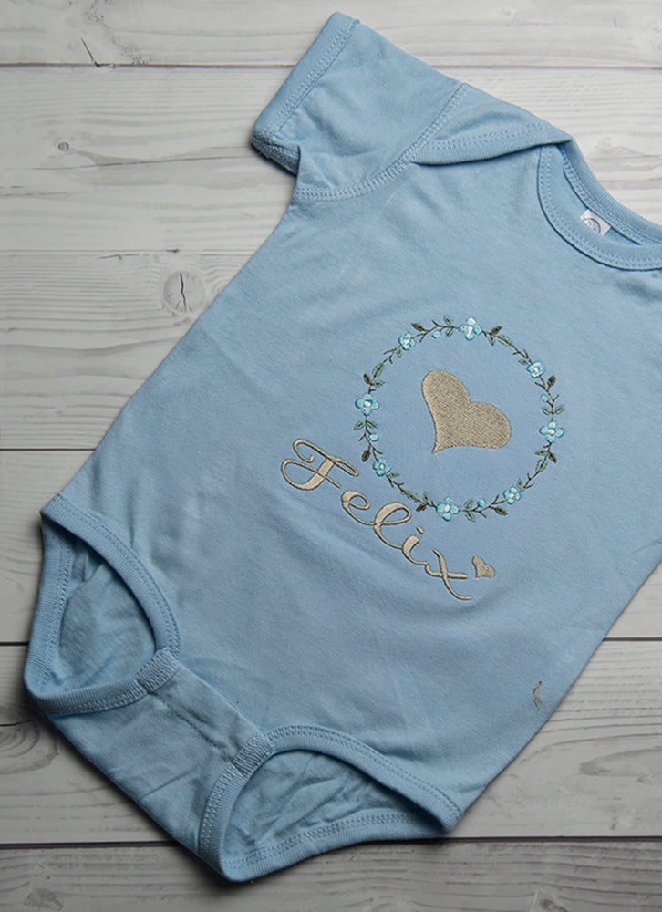 Babybody ,,Kranz mit Herz und Wunschnamen 2" - HANDMADEATELIER